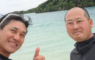 「川平湾へ散歩ミーティング！」黒木知宏、休日もロッテ投手陣を熱血サポート