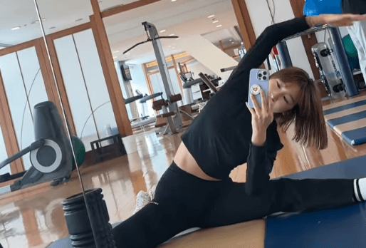 美女ゴルファーの備忘録に反響！美しすぎる”ストレッチムービー＆レアな片手ショット”にファン拍手喝采「美貌録でもありますね」