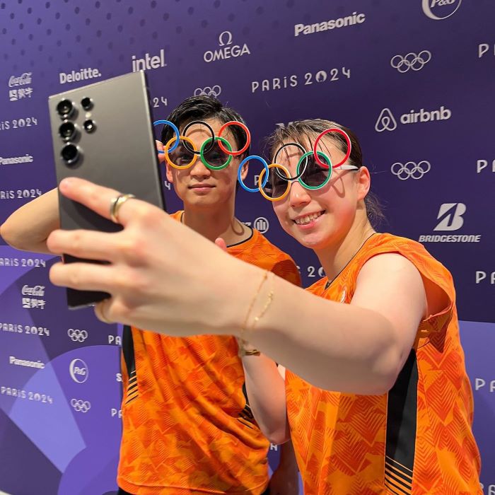 銅メダルのワタガシペア お揃いサングラスで仲良しセルフィー