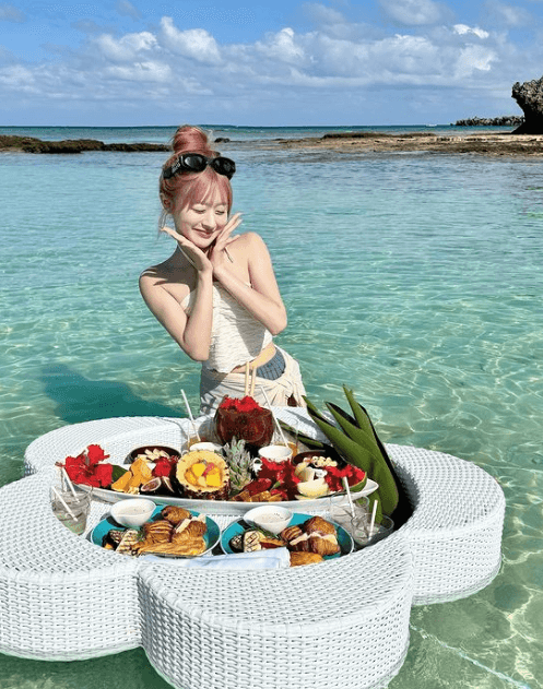 SNSで話題！「極上のビーチで…」元NGT48・加藤美南の”フローティング・ブレックファースト”に大反響！