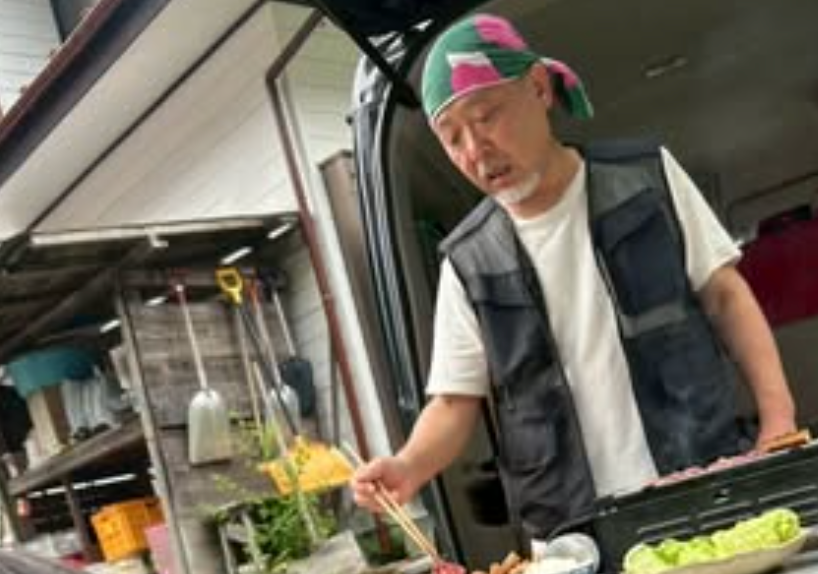 痛快アウトドア！マキタスポーツが披露したユニークな「店開き」