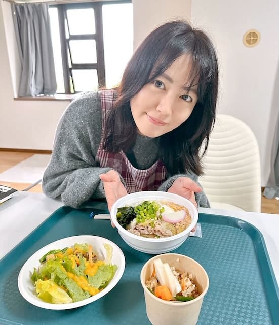「温かいうどんや炊き込みご飯、サラダ、ぬか漬け…」磯山さやかが出演ドラマのケータリングを披露！