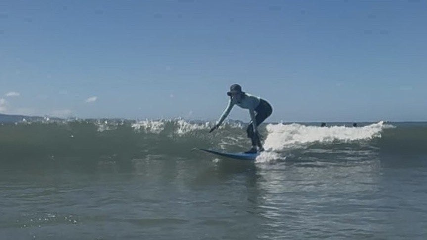 宇賀なつみがサーフィンデビュー　青空の下で波に乗る姿に反響