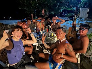 フワちゃん 男たちに囲まれたモテモテショットが話題に「え何サーの姫これ？？？？？？？？」