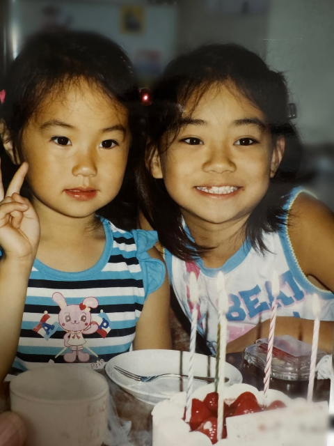 「今、さいっこーーーーーですー！！笑」美人バイク女子俳優、31歳誕生日のインスタ投稿で幼き頃の姉妹ツーショット公開！