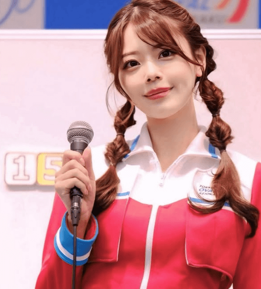 「コスお似合いでございます」大人気ラウンドガール、おさげの女モードに！”乙女満開・ショット”でファンメロメロ