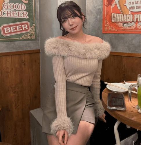 大人気レースクイーン、居酒屋でほろ酔いモードの”片脚・美脚ショット”にファン陶酔！