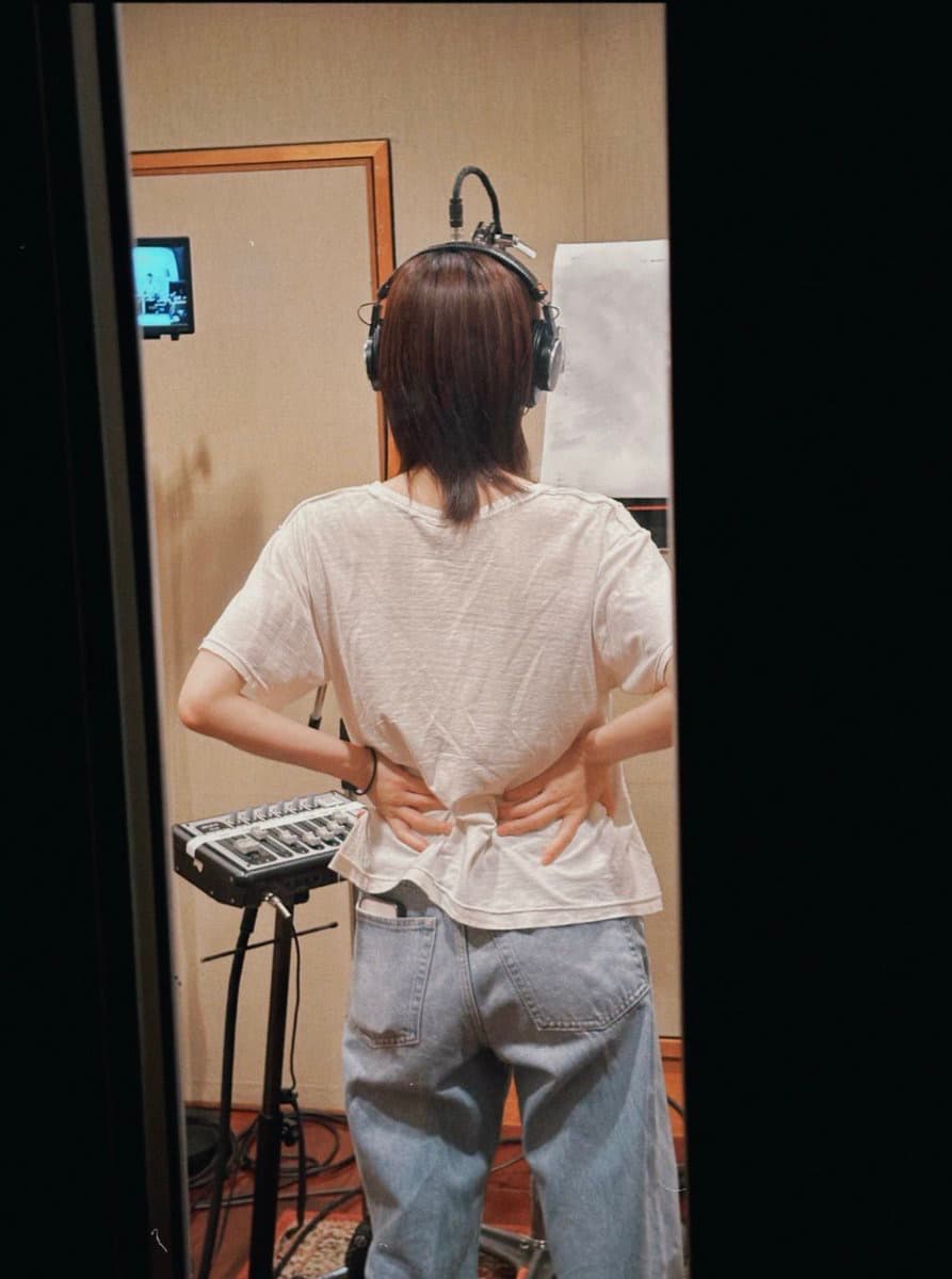 山本彩が新曲「刹夏」リリースを予告　後ろ姿に込められた“音への集中力”