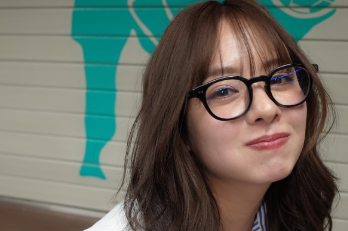 山田菜々、東京ドームでMLB観戦！黒ぶち眼鏡×ドジャースユニ姿に「可愛すぎる！」