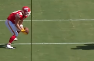 NFL “さすがはマホームズ”異次元のノールックパスにファン驚愕、「再びシーズン開幕の儀式」も話題に