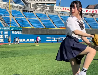 「制服で始球式見たいな〜」野球美女子、”青春真っ盛り・キュートピッチング”を披露！ファン見惚れてしまう「キレイなフォーム…」