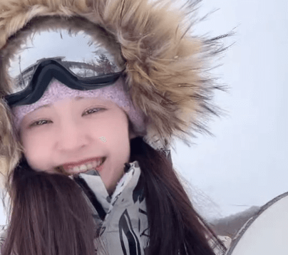 「何度転んでも可愛いしかない！」人気アイドルの初スノボ！”尻もち特集”のムービーに反響続出「生まれたての子鹿みたい」