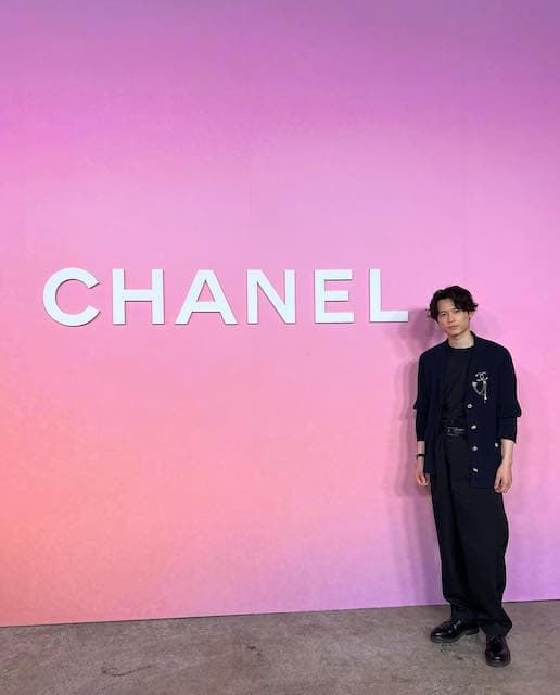 松村北斗がCHANELのファッションショーへ👗✨「スタイルよきすぎるやんけ。」