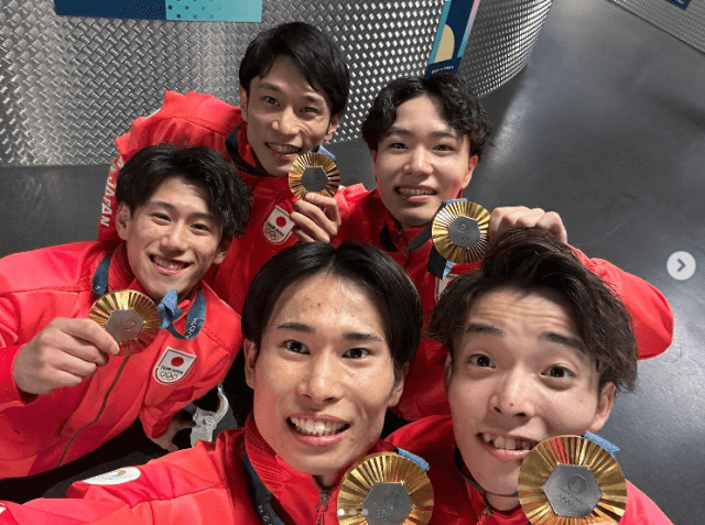 「世界一に相応しいチームの結束力」体操・個人総合金メダルの岡慎之助がチームメイトとパシャリ