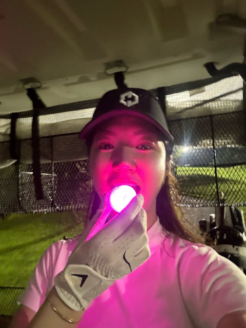 キラキラ光る"アレ"をパクリっ!?美女ゴルファー梶山万里奈、ナイターゴルフで見せたお茶目ショットに注目！