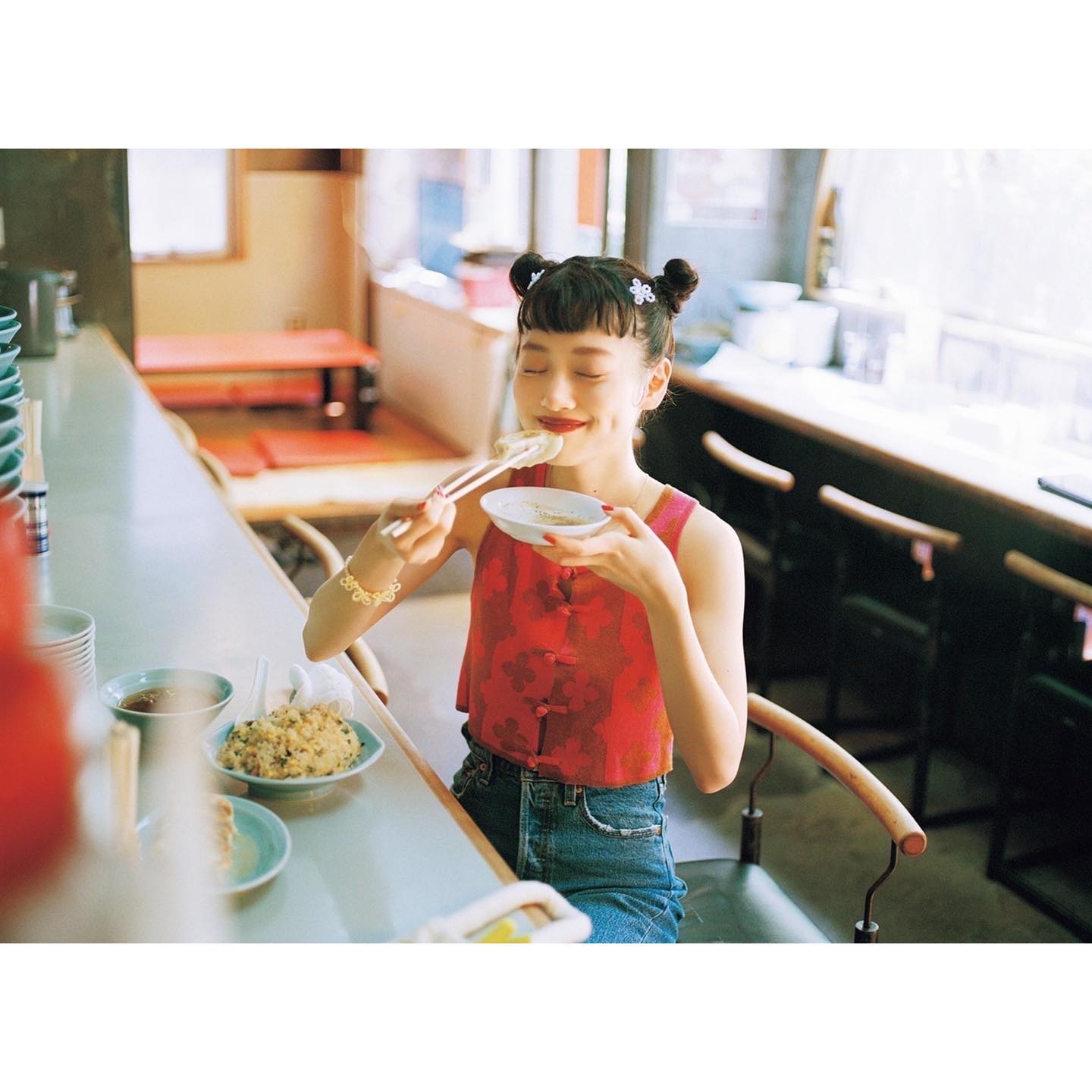 山下美月さんのお団子チャイナコーデ＆1人町中華が大反響