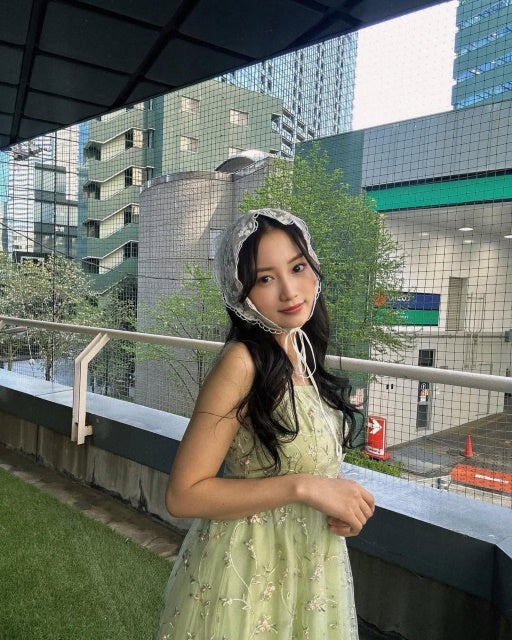 黒木ひかり、妖精のような佇まいとレースボンネットでビル街に現れた異世界のヒロイン