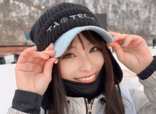 「可愛すぎる」スノボ美女、ゲレンデ山頂で撮ったウェアコーデが激キュートだとファンを魅了「実写のレベルが高すぎる」