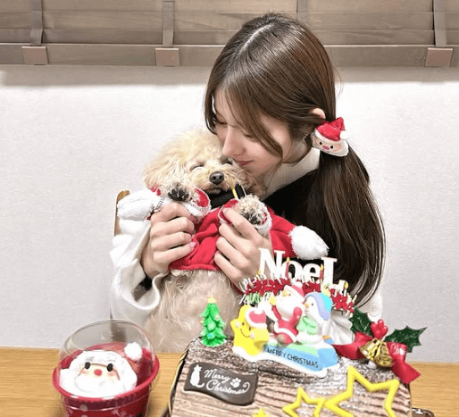 「2枚目可愛すぎてやばい！」人気ラウンドガール、”愛犬＆チキンバスケットショット”の可愛さ100倍フォトを披露！ファン夢心地