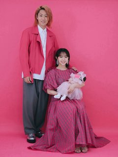 超人気YouTuber 結婚記念日に愛溢れる家族ショット披露 娘の姿も公開で話題に