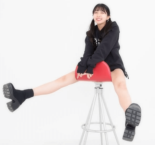 「脚の人だよ」個性派ラウンドガール、ハイチェアで見せた“わがままポーズ・ラッシュ“でファンを魅了「足長さんならでは…ナイスショット！」