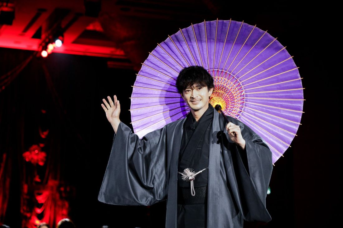 声優・津田健次郎、華やかな衣装で魅了したディナーショー