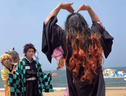 「禰󠄀豆子ムキムキじゃん笑」美女YouTuber、たくましき鬼滅コスの相手に困惑！？「だめだーこれは電車で見ちゃいけないやつやw」