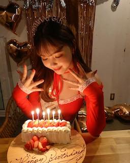 藤田ニコルのバースディショットにファン悶絶😍❤️「可愛くてありがとう」