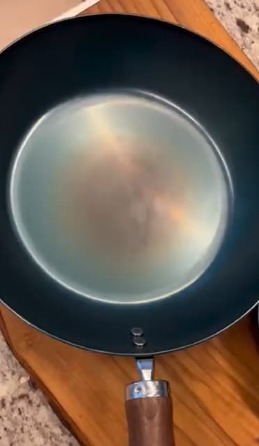 歌手・工藤静香 久しぶりのフライパンにウキウキ！「鉄のフライパンです！」