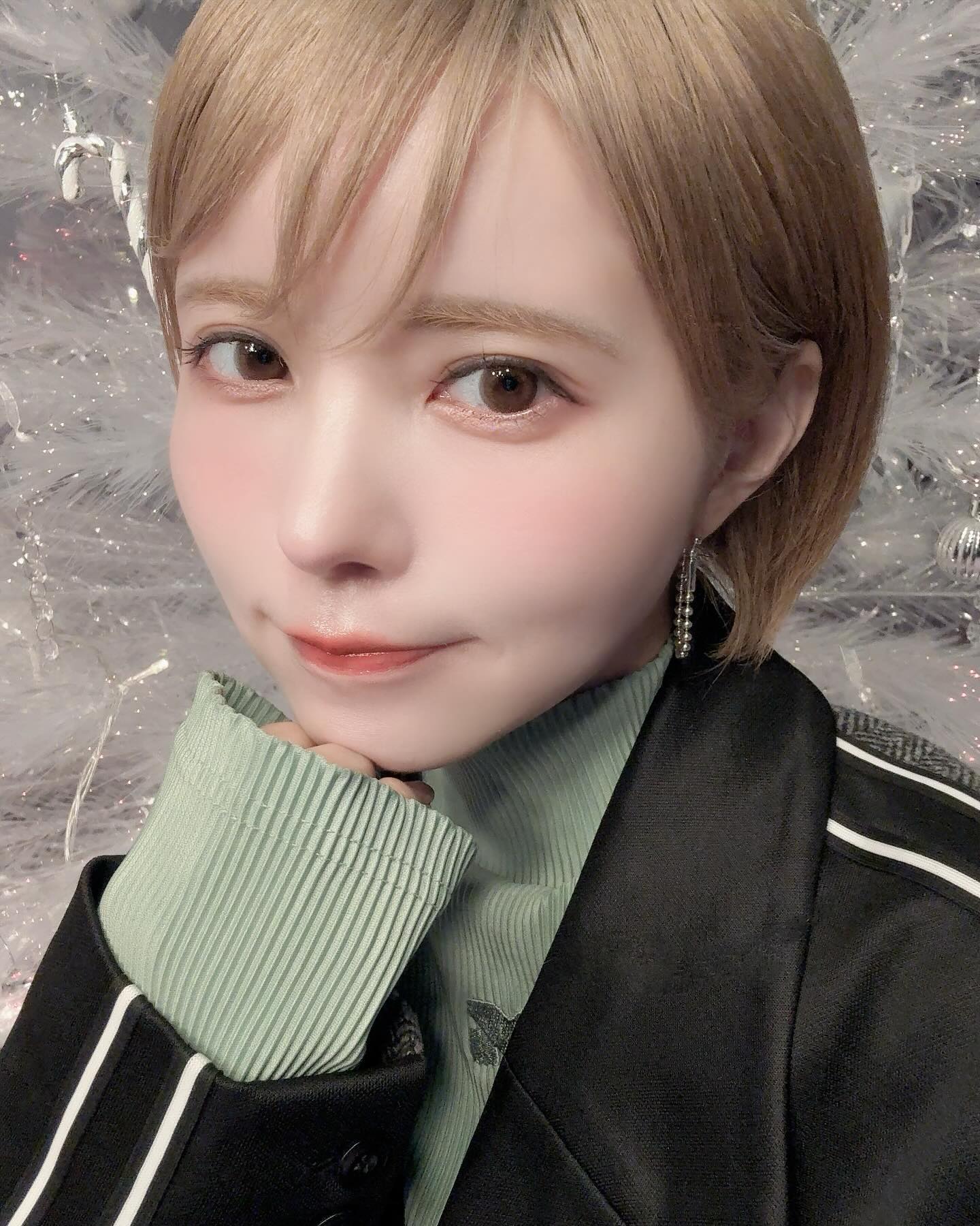 益若つばさが”最強すぎる”横顔を公開😍💕近況報告も「クリスマスみんなに気を使ったら」👀