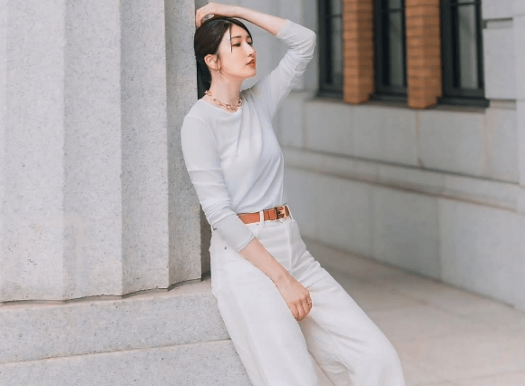 「いつもと違うルック、素敵」モデル＆アナウンサーの美女、ホワイトコーデを公開！スタイルに見惚れるファン続出
