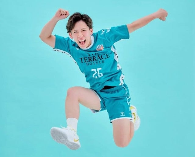 新ユニフォームでジャンプ！ラティーダ琉球・竹内聖空が魅せた爽快お披露目ショット