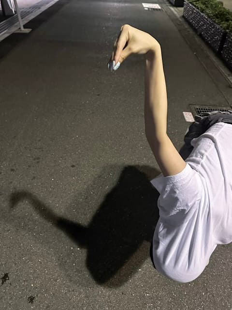 「（…やるか）」”ダチョウでバズった”アイドル、流行りの影を使ったポーズをアレンジ!?