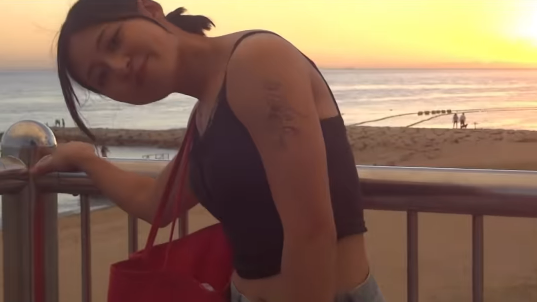 「こういうのすきだよ！」美女陸上選手、日没間際の幻想的シチュで魅せる”サンセット・スマイル”！笑顔にファン胸キュン状態