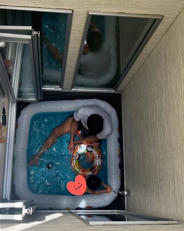 元バレー日本代表選手、自宅で愛娘とプールを満喫