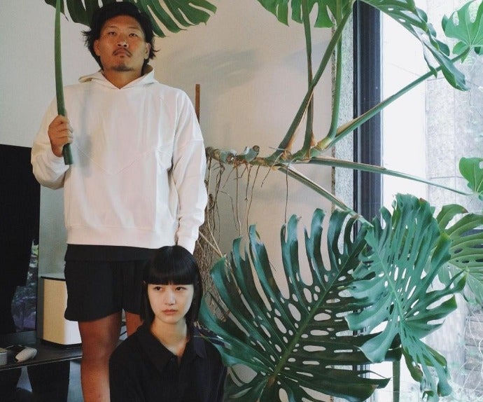 稲垣啓太と新井貴子の夫婦ツーショット披露💓トトロのような立ち姿が話題👀