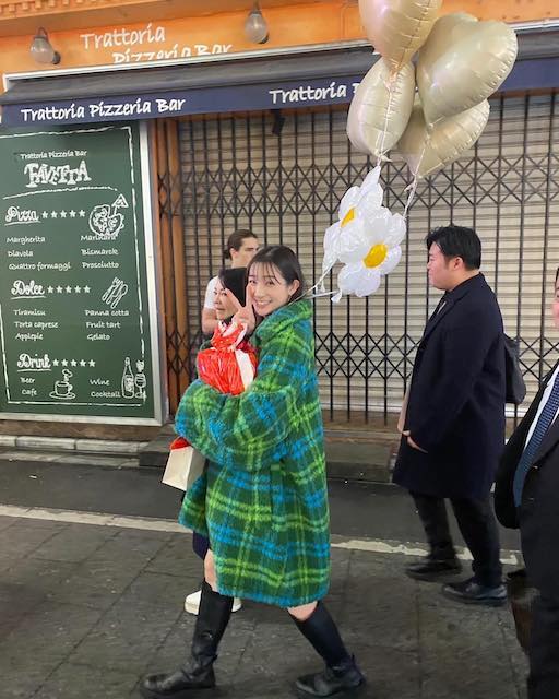 足立梨花 大きな風船片手に誕生日を報告🎈🎂