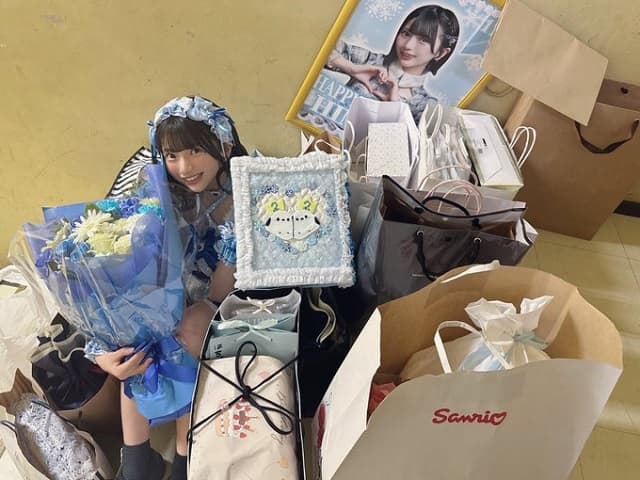 〇〇を探せ!?人気アイドルがファンからの愛に埋もれた写真を投稿！