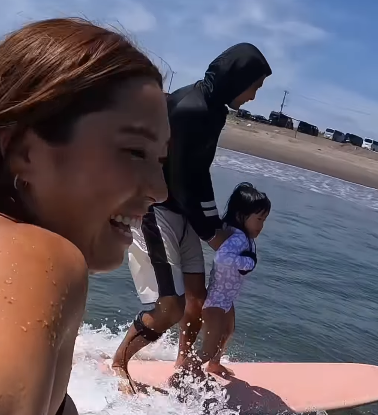 プロサーファー野呂玲花が“家族で波乗り”動画を公開！まるで映画のワンシーンと話題に