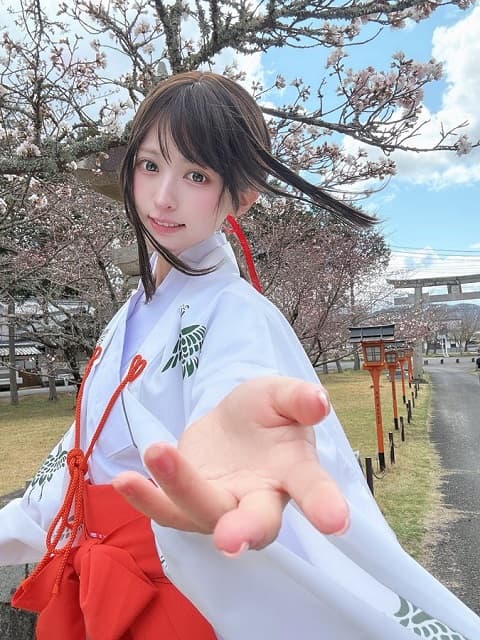 人気コスプレイヤーが岡山県和氣神社で巫女姿を披露!?素敵なショットにファンから御利益ありそうの声