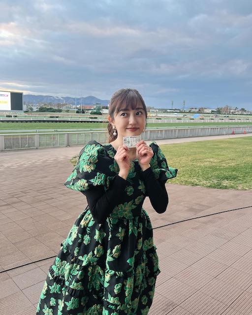 「まさかの4℃🥶❄️」菊地亜美の競馬場ショットが話題に💕