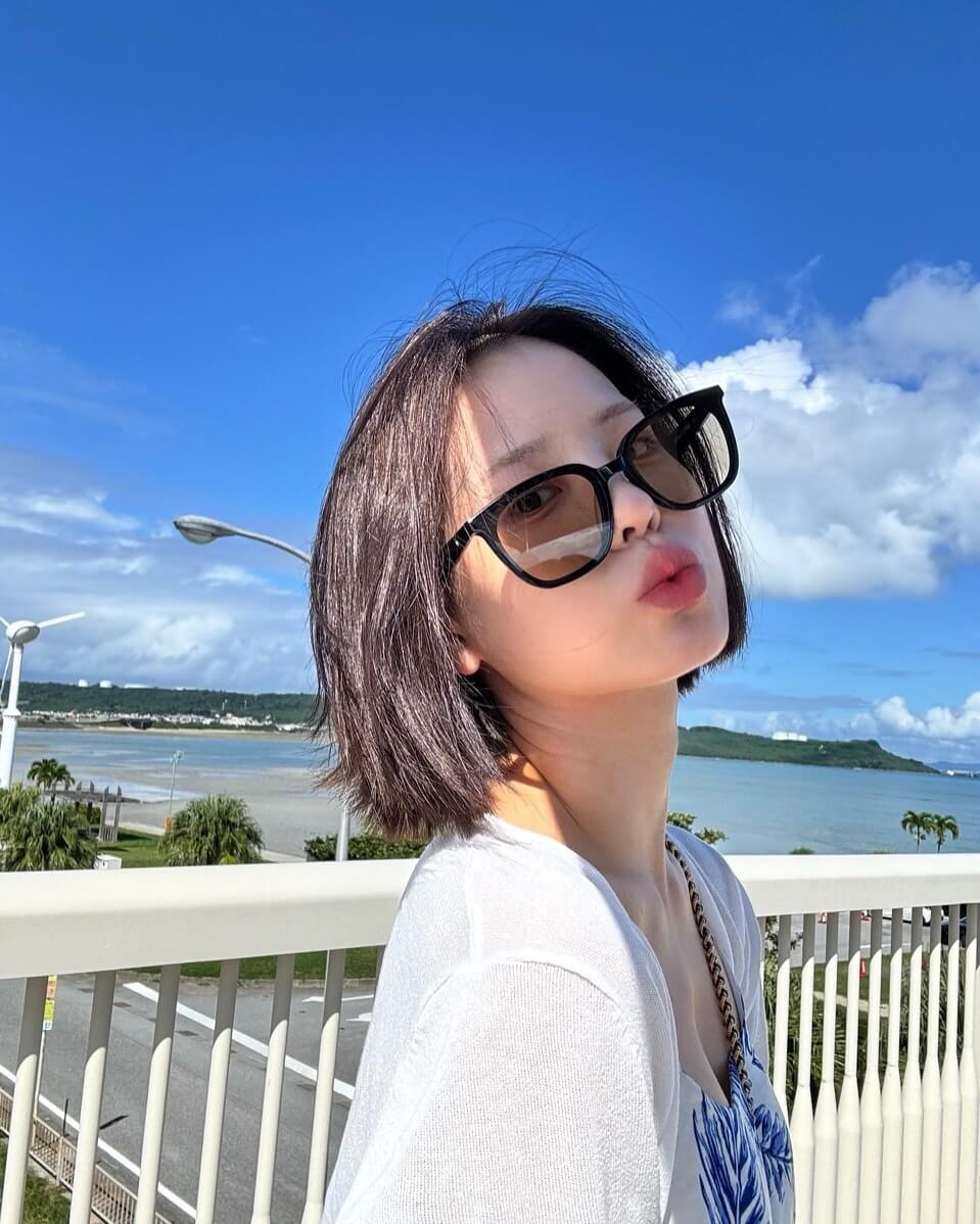 NiziUのリーダー・MAKO、沖縄を満喫している写真を公開！蚊に刺された写真も...