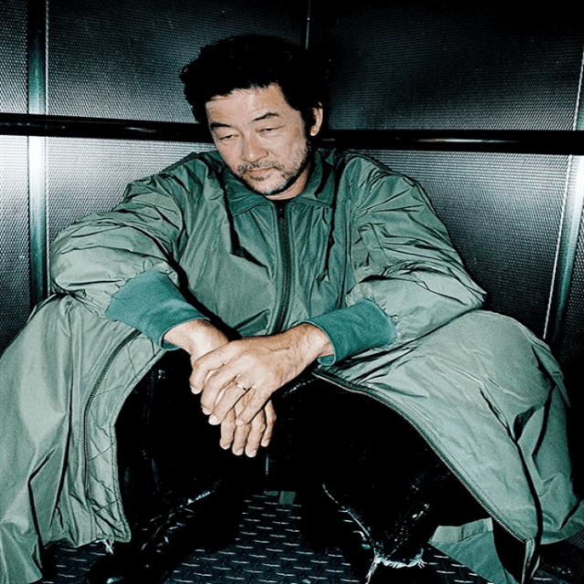 浅野忠信のワイルドなロング丈コーディネートに絶賛の声集まる