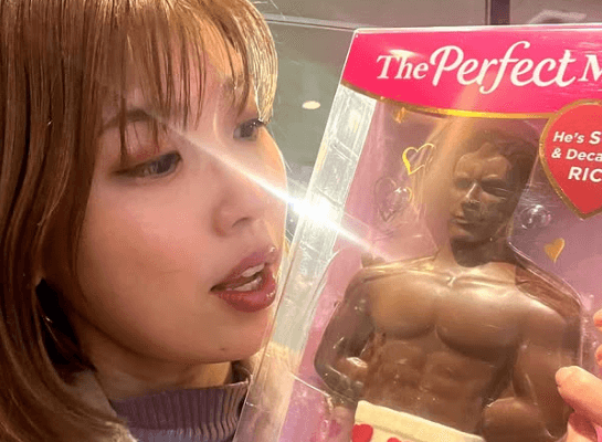 「筋肉男子のチョコ もらいましてん…」美女タレント、映えすぎ”マッチョチョコ”披露にファン衝撃！「ザ・パーフェクト」