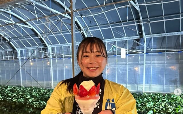 植草歩がいちごパフェを手にパシャリ「もっと食べたかった」