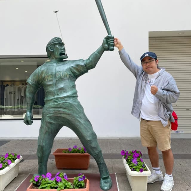 ロッチ中岡、野球の神様「岩鬼正美」の銅像と拳タッチ！