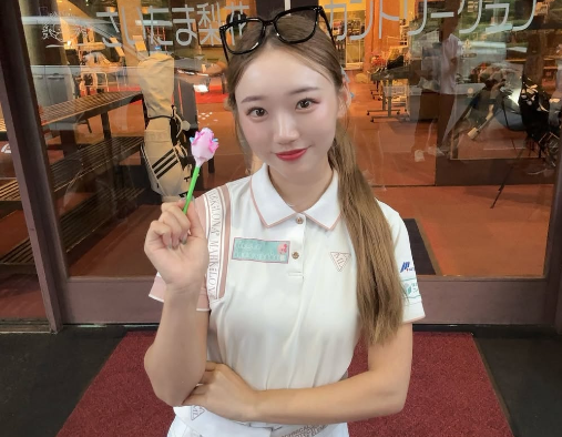 「もう最高で最強に可愛いすぎて…」美女ゴルファー、ファンから贈呈された”可憐なる・フラワーショット”を披露！