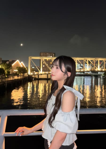 AKB48・秋山由奈が夜景とのコラボショットにファンうっとり