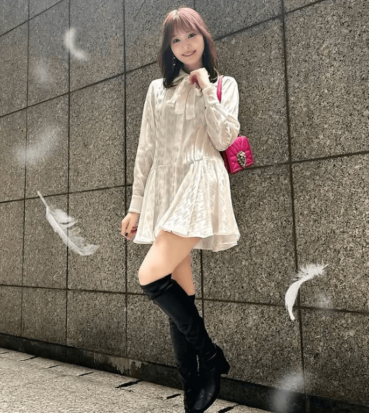 「春の妖精さんかな」踊るヴァイオリニスト、”街角エンジェルスナップ”の美麗＆美脚姿を公開！ファン虜に「どう見ても可愛すぎでしょ」