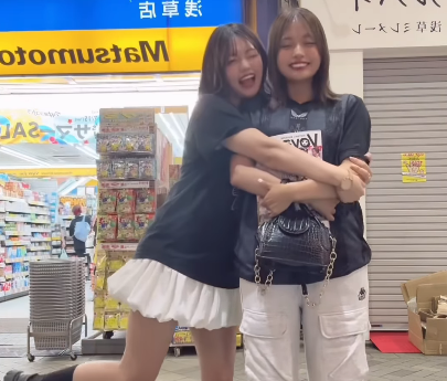 「可愛い過ぎるんです」サッカー美女子、商店街で魅せた”許さな～い・乙女のスキンシップムービー”を披露！ファン釘付け